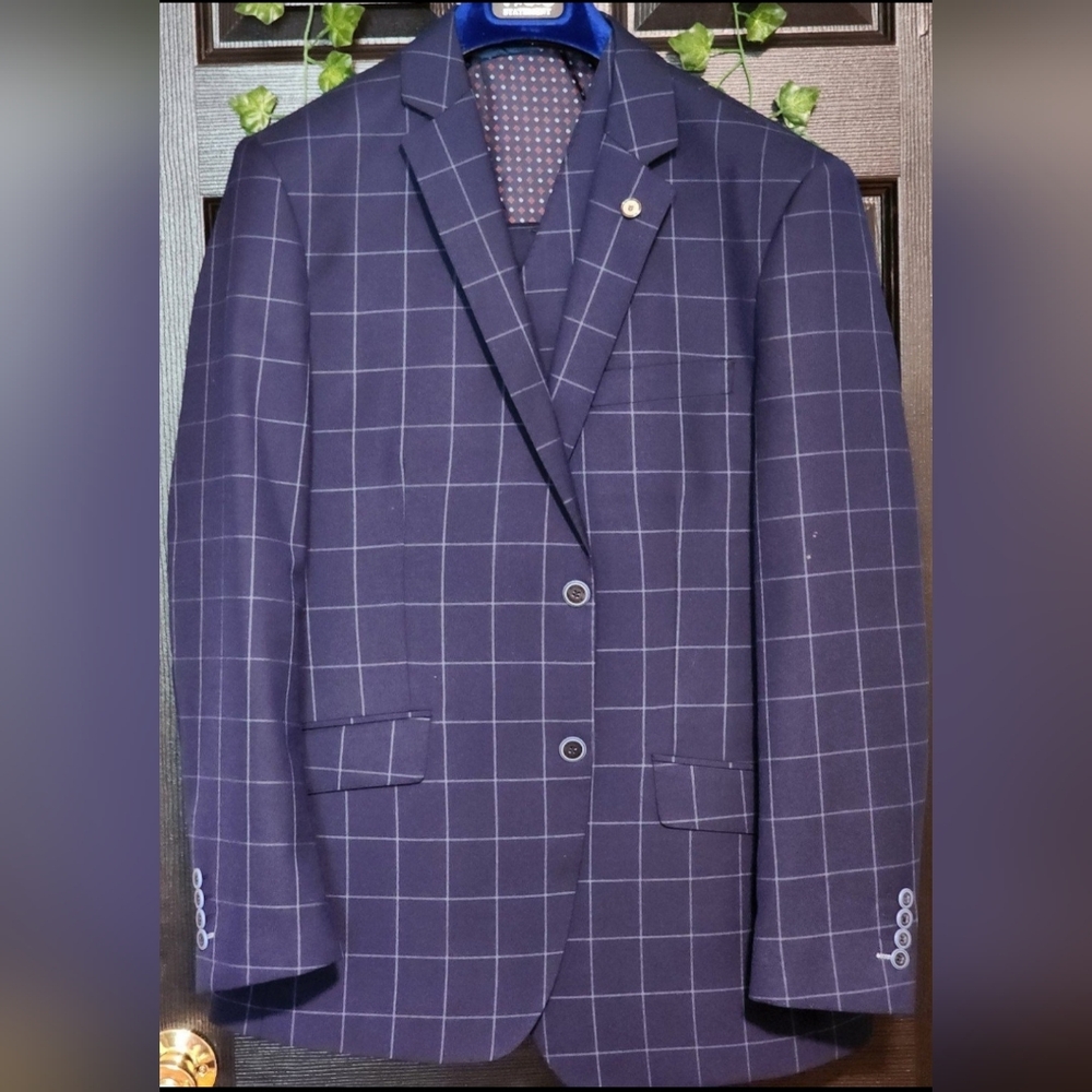 Mens Windowpane suit. New 42r. Fits like a 40r.
